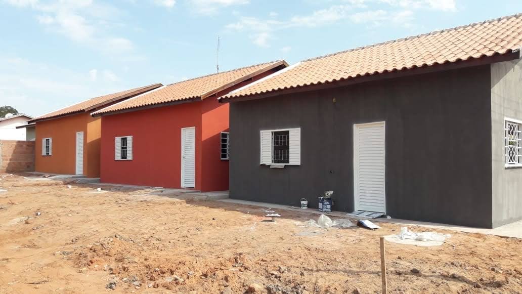 Conjunto de casas em construção financiada, fase de acabamento