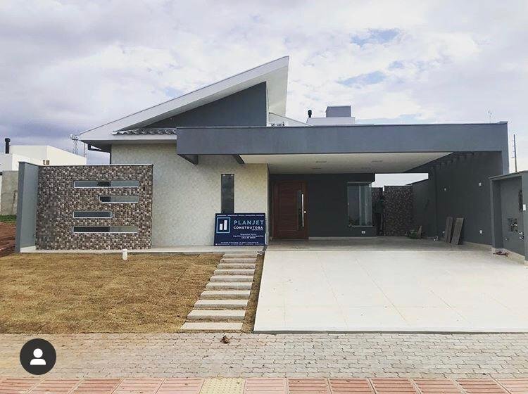 Casa entregue pela Planjet Construtora, com placa da empresa em frente à obra pronta