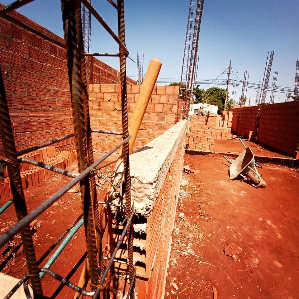 Obra em execução — fase de alvenaria e estrutura