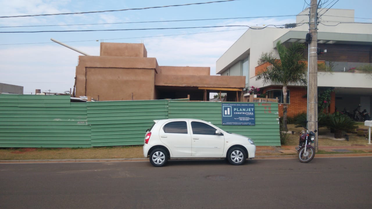 Obra residencial em execução pela Planjet Construtora, com placa de canteiro da empresa